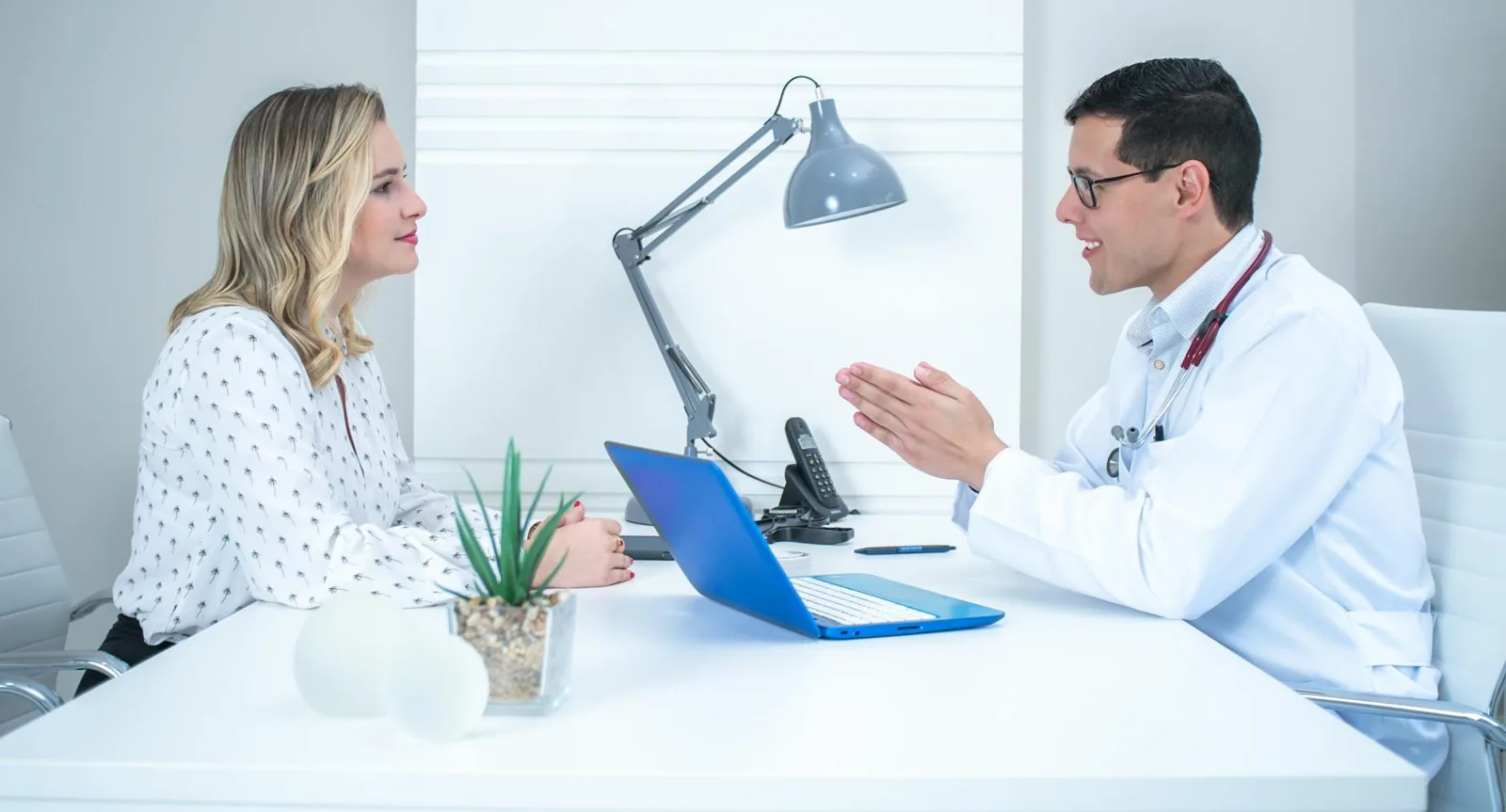 Professionnel de santé en consultation avec un patient