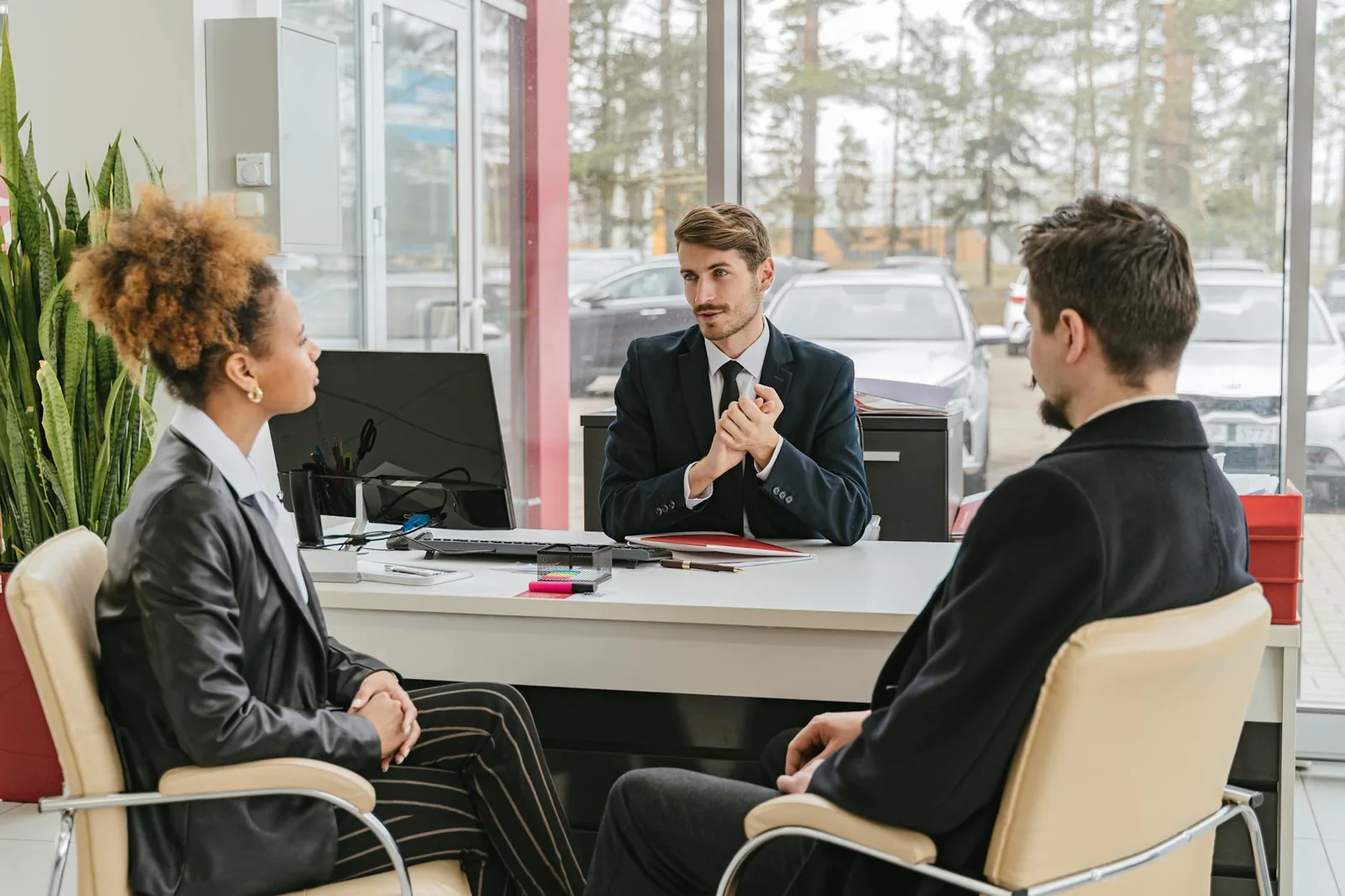 Conseiller accueillant un client