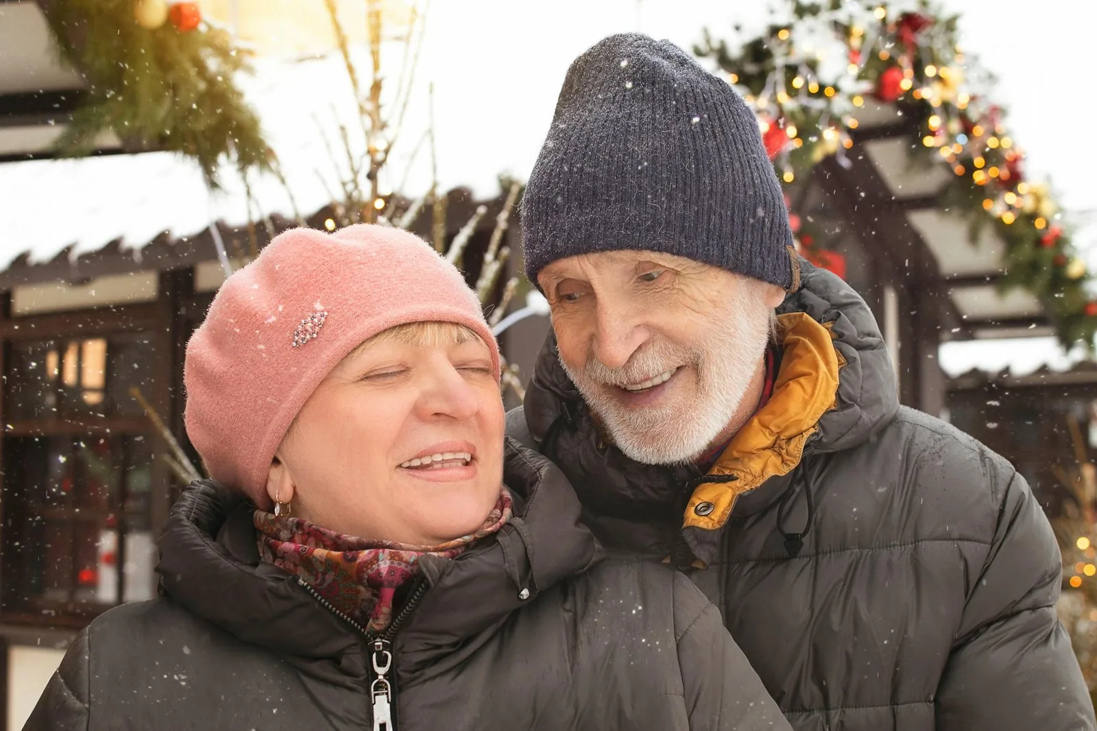 Couple de seniors souriant